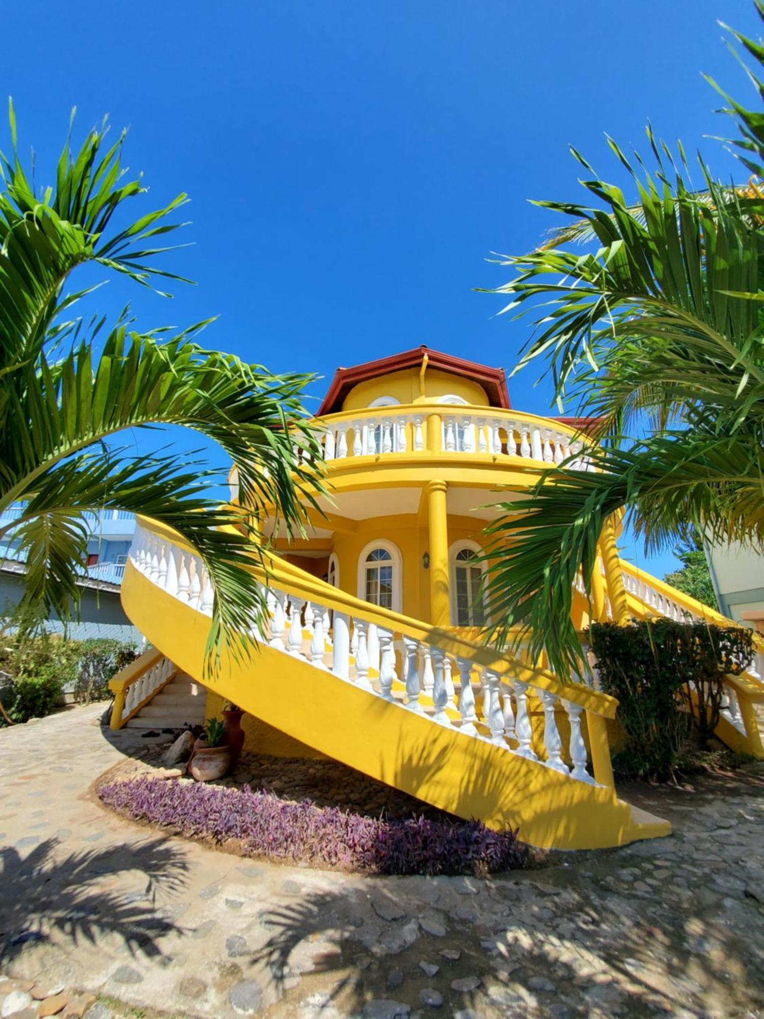 Blue Parrot Beach House And Villas Hopkins Exterior photo